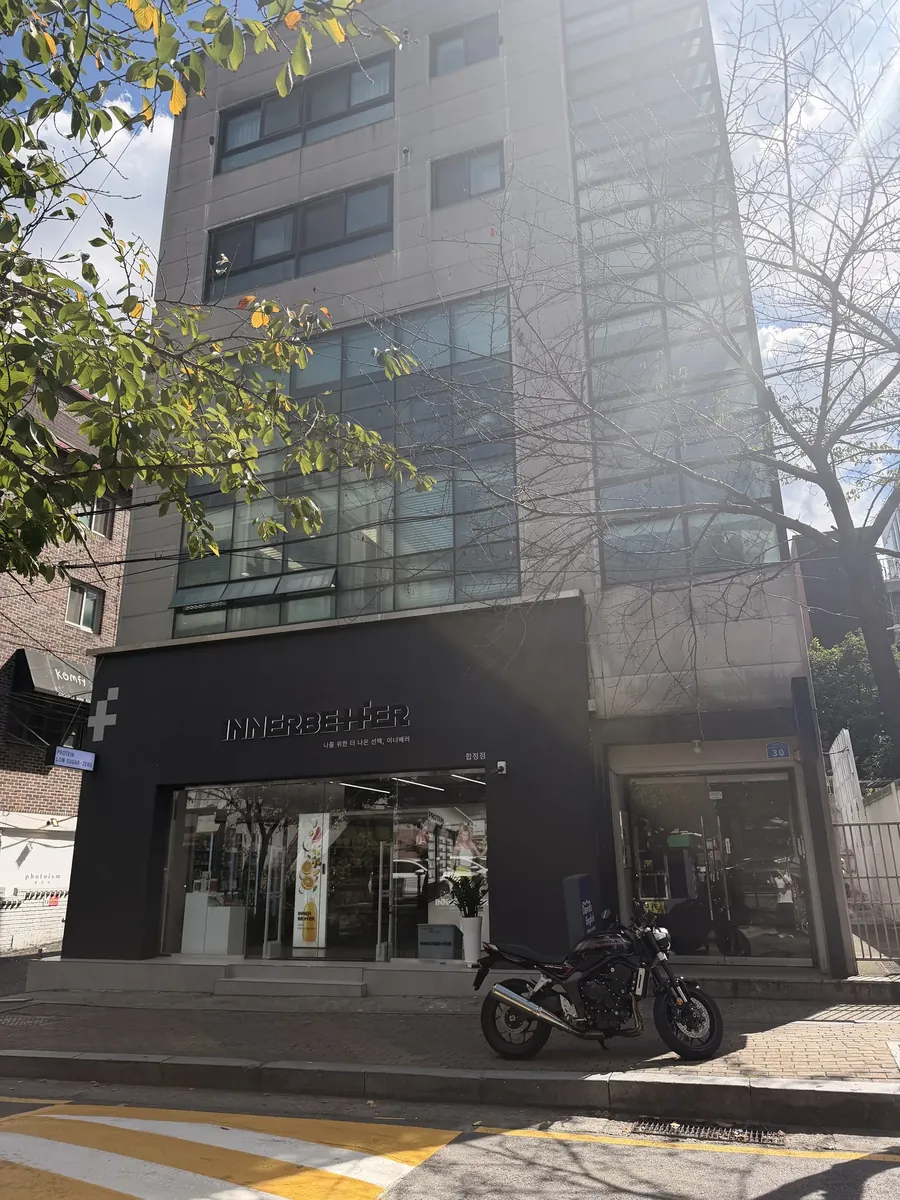 Walk to the right end of the storefront