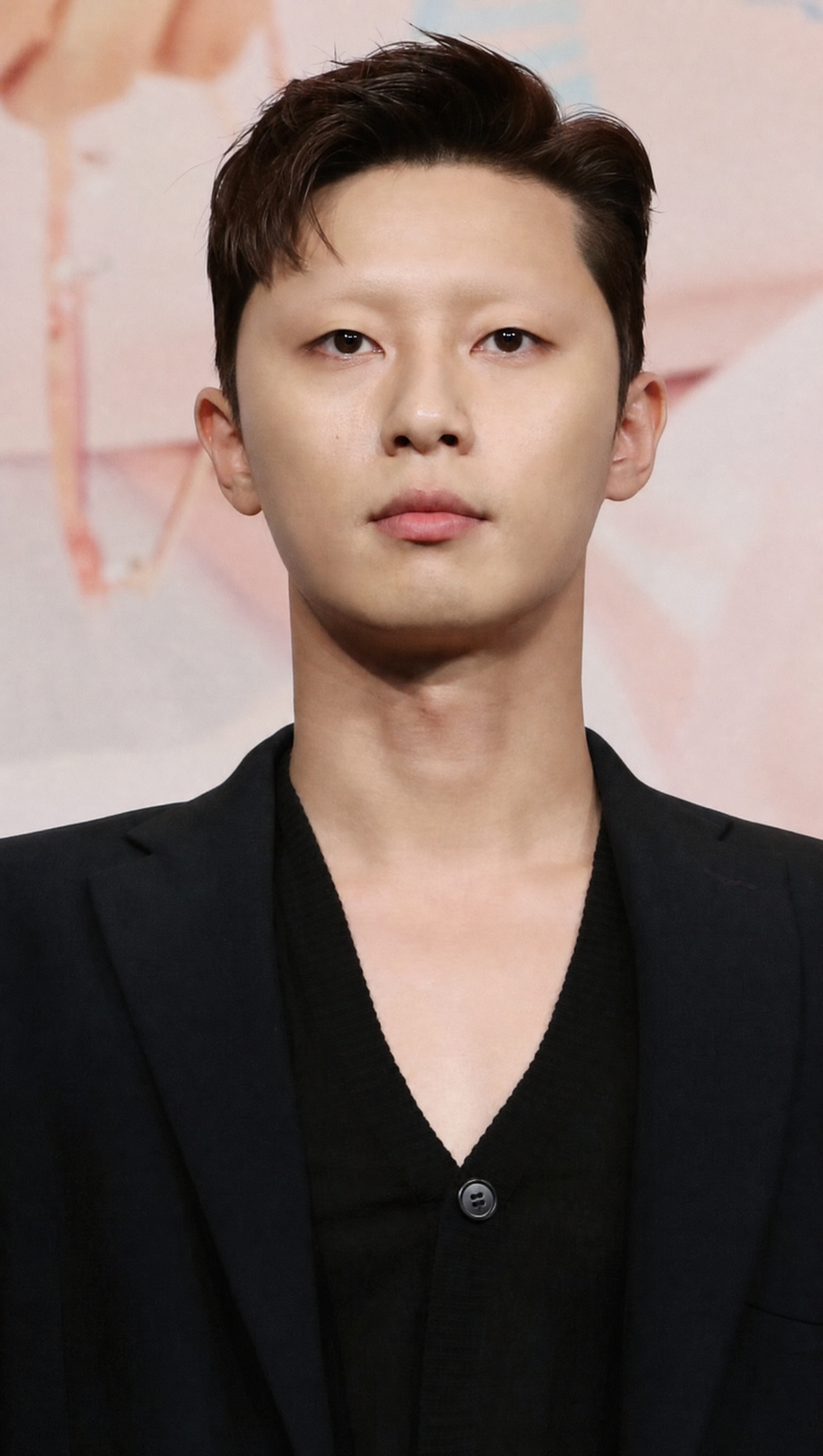 눈썹을 지운 편집 이미지