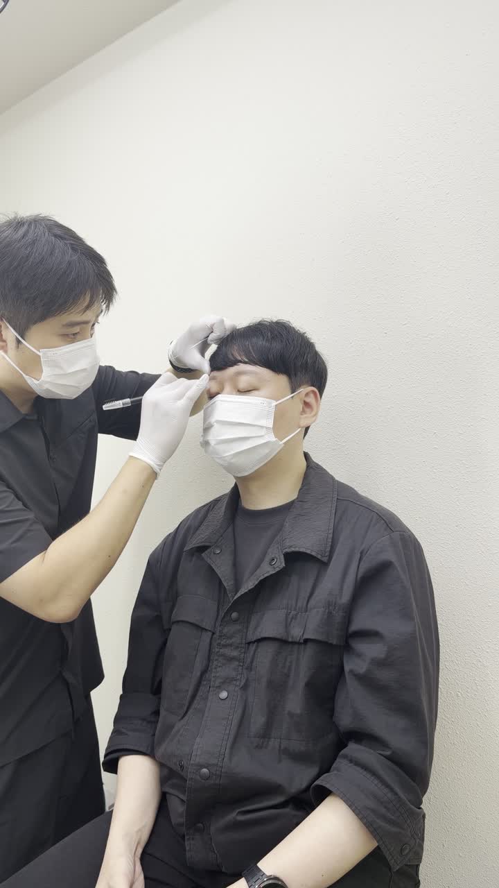 얼굴의 균형을 살펴 디자인합니다.